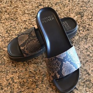 Donald Pliner Figi wedge slide 8.5